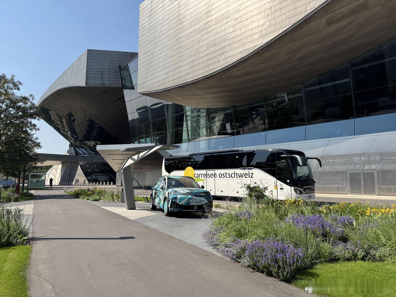 最近好多车友偶遇小鹏G9L伪装测试车，甚至在德国、泰国街头都出现G9L伪装路试车
