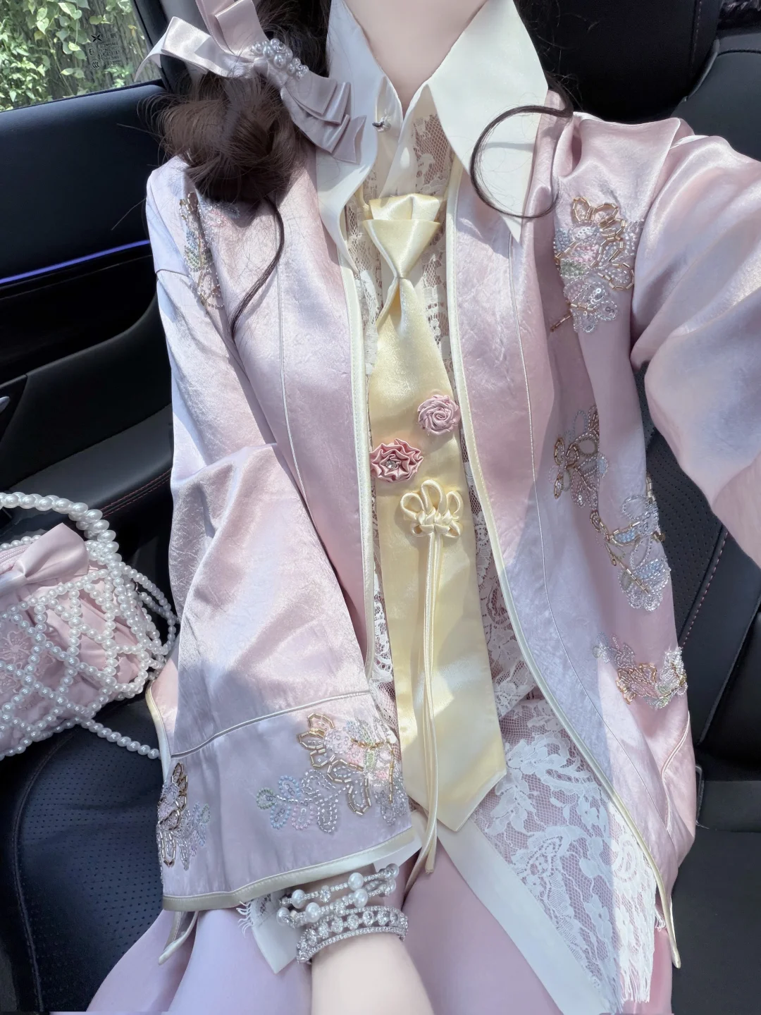 看起来贵贵的一套！！秋天粉外套～🌸