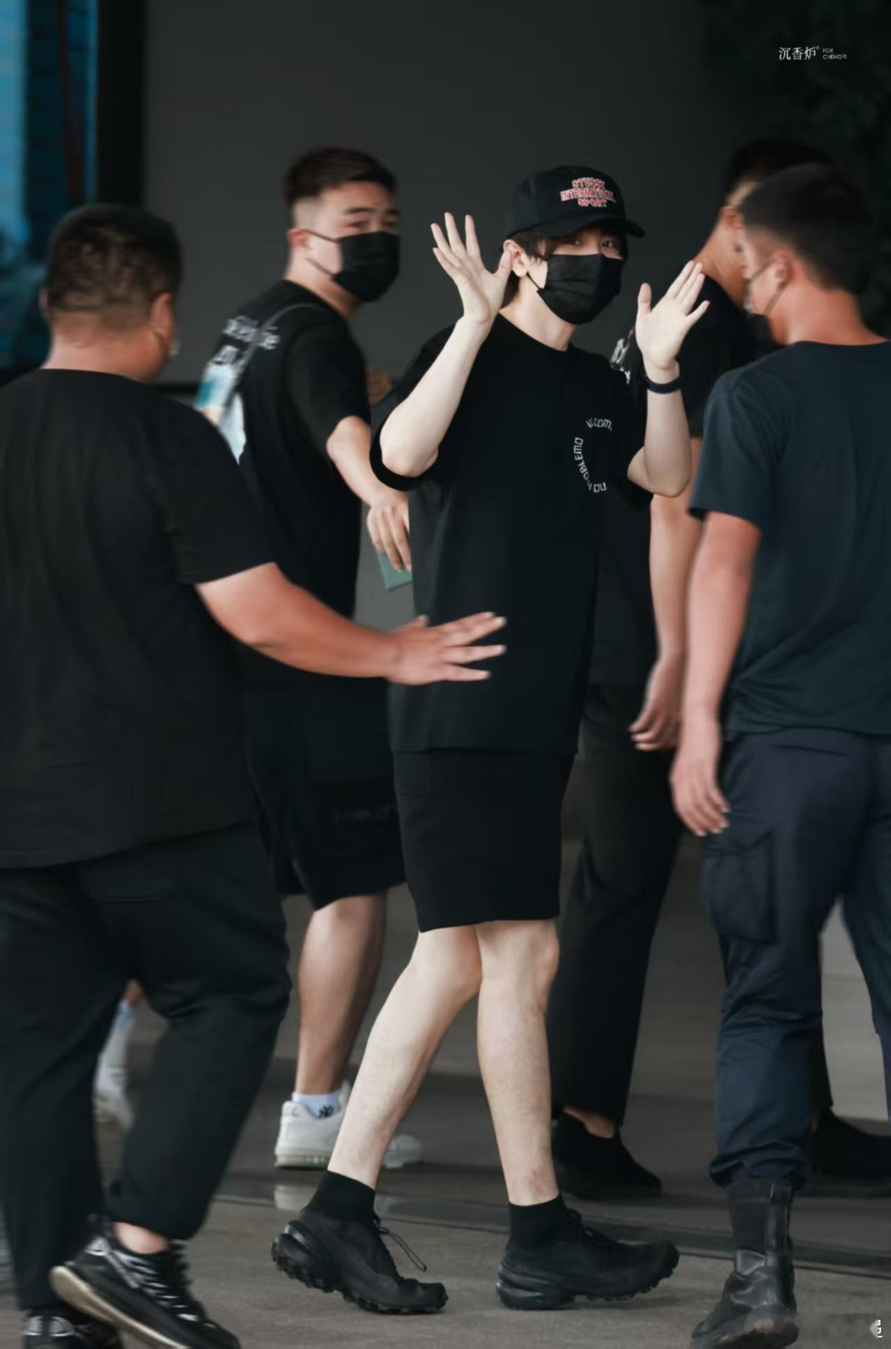 成毅头发长了成毅长沙机场好的 ​​​