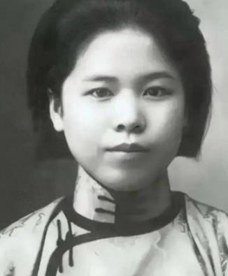 1947年，几个特务，扯下了杨虎城夫人谢葆真的裤子。就在牢房里。当着所有人的面。