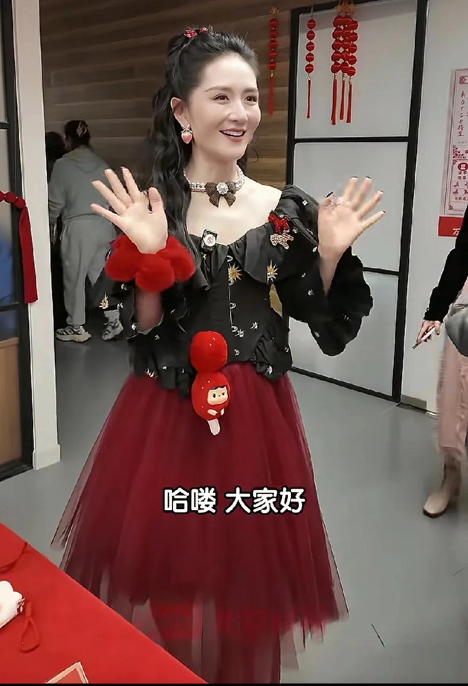 喜欢和不喜欢谢娜的人都傻眼了，

44岁的她现身春晚后台，依旧风光无限，青春靓丽