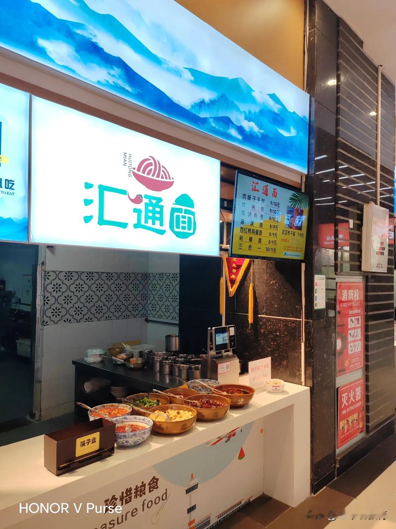  
现在的大学生真的很幸福，吃的好，住的好！父母为了孩子也是尽了全力！在大学餐厅