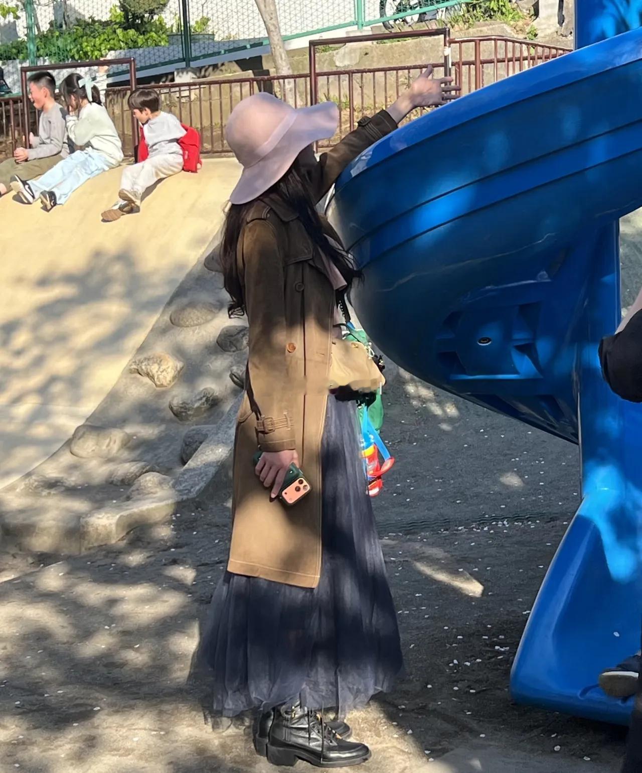 有网友在日本偶遇林志玲她带儿子在公园玩！她儿子22年出生的，现在才4岁，她是51