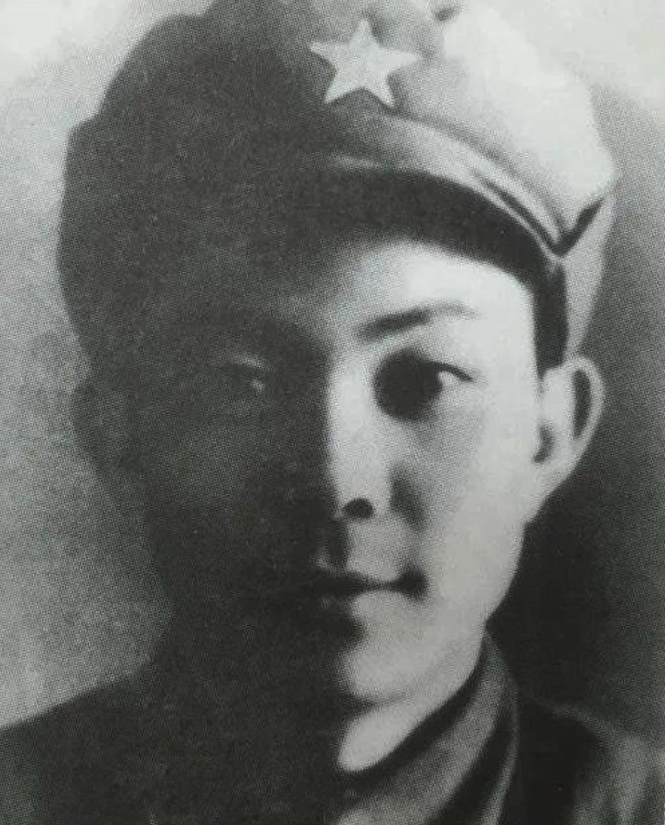 1939年，齐会战斗，团长李文清缴获手枪想留着，政委却坚持上交。几天后，他竟发现