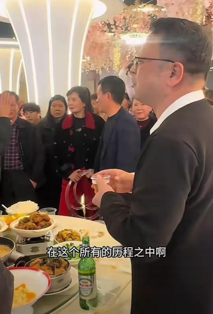 湖北仙桃李鑫姐弟这场团圆宴看哭无数网友，姐姐李林多年来执着寻亲，走遍各地花费近百