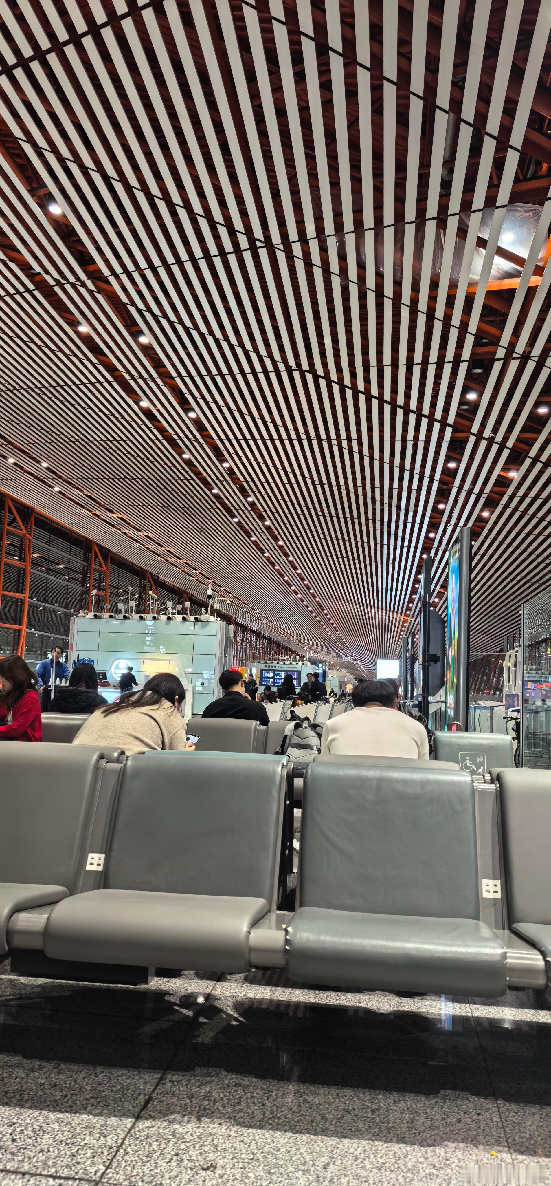 首都机场T3，应该是全世界服务最好最高效的机场了。至少现在还加不上谁来做