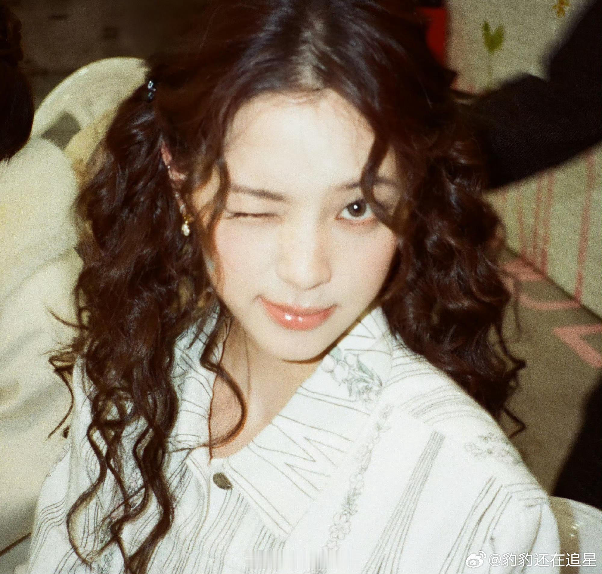 徐若晗拍的欧阳娜娜 美女的镜头里还是美女，啊啊啊好美