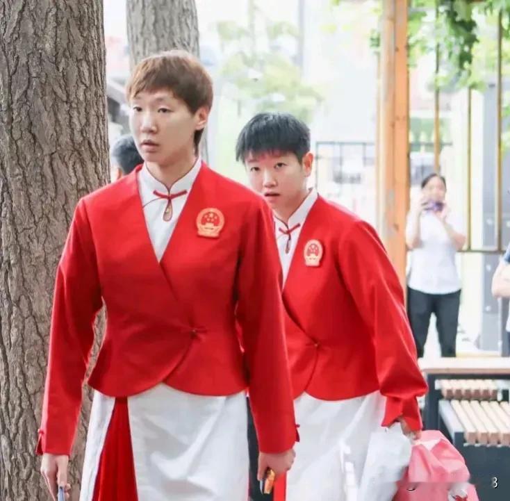 奥运会运动员表彰大会已经结束了。但是统一的服装遭到嘲讽，男运动员穿的衣服挺好看的