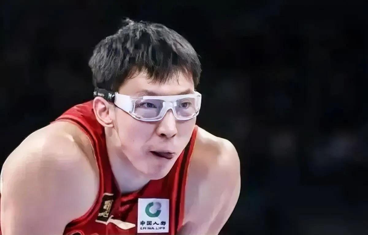 周琦打球总戴眼镜

咱看球时都发现了吧？

周琦那副黑框眼镜跟焊脸上了，但每两分