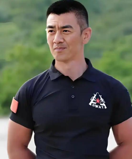 2004年，演员任天野突然接到大11岁继母的电话：“天野，我怀了你爸的宝宝。他却