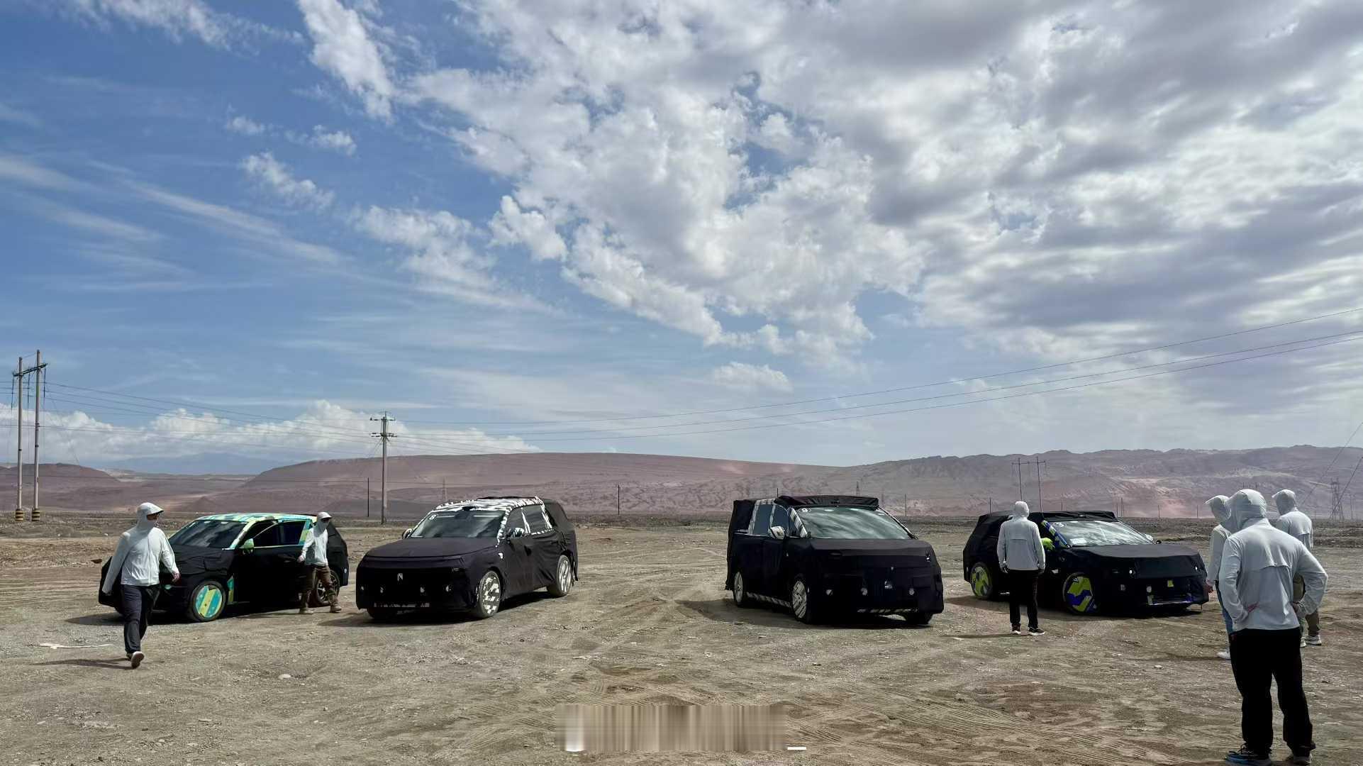 “理想 L5”、带前备箱的纯电“理想 L9” 、增程“MEGA ”、还有当时理想