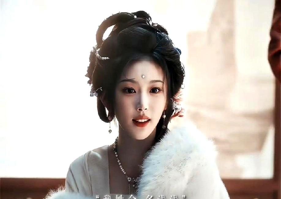 我昨天刷逐玉刷到三点，就为抠孔雪儿演的俞浅浅那点穿越实锤。
张口就蹦霸道总裁女