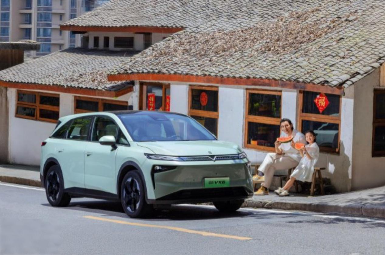 哈啰出行发布首款自研Robotaxi车型，基于东风启辰VX6平台打造，配备8个激
