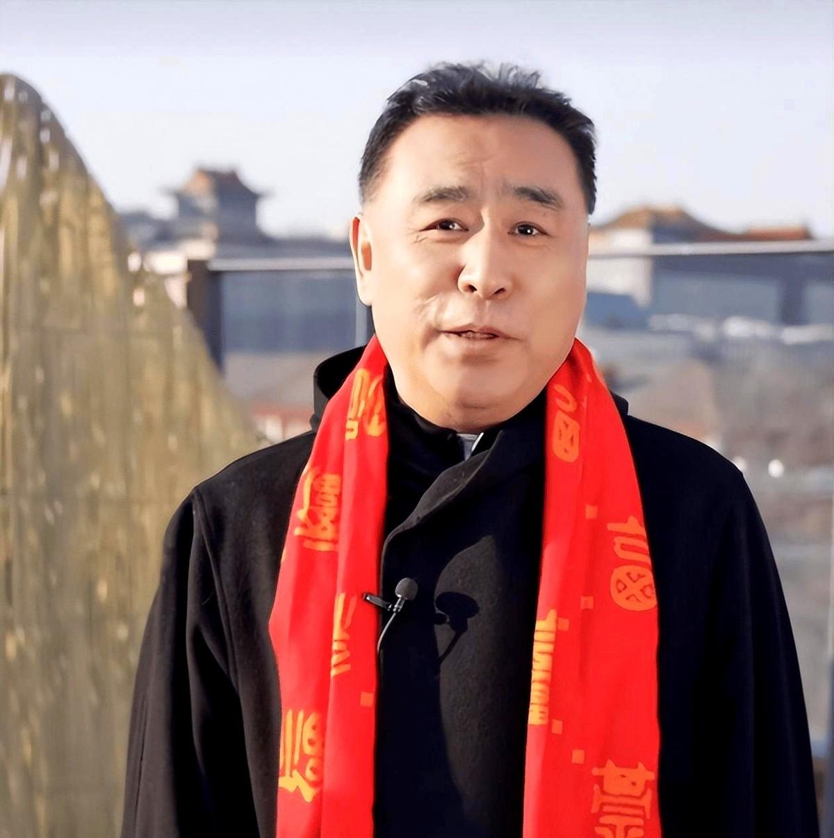 平淡日子自安然，读懂张宏民温润通透的内心。
荧幕上的他那么庄重，私下里却一个人开