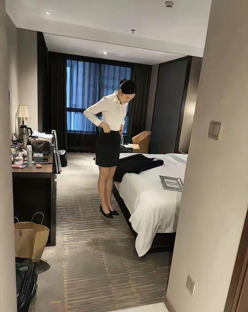酒店里偶遇女销售整理工装，白衬衫+黑短裙，行业标配穿搭。
外人只看到精致干练，却