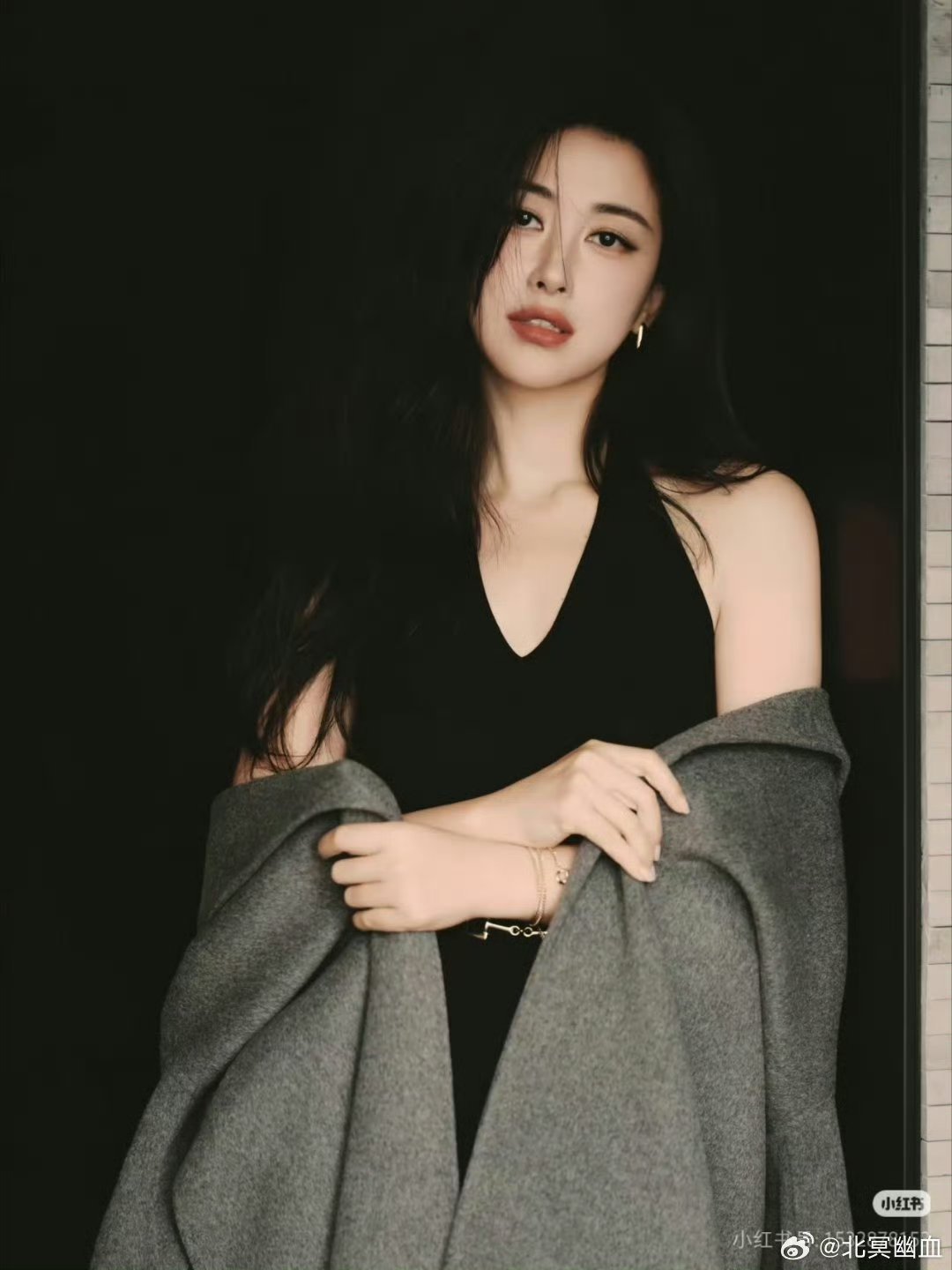 朱珠好绝的妈咪气质褪去明艳多份柔软，从容通透，成熟女性独有的治愈母性气质太戳人。