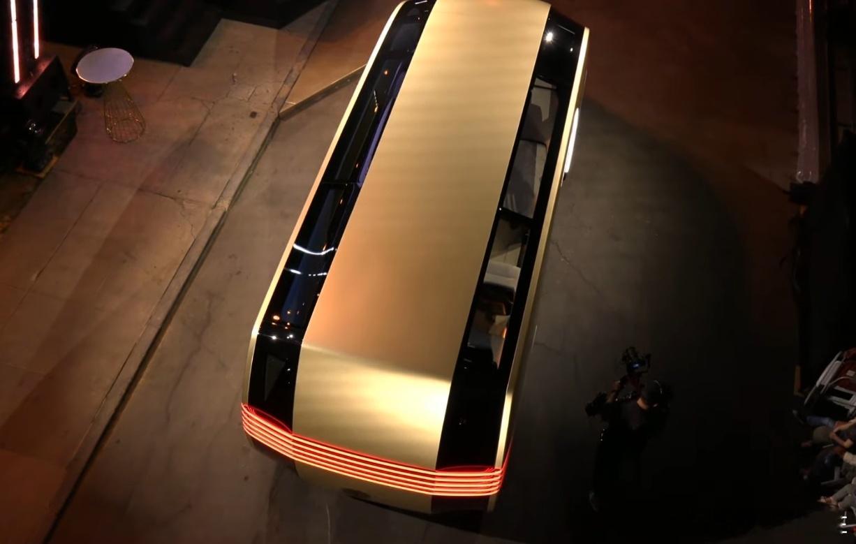 特斯拉发布无人驾驶公交车？马斯克官宣将推出Robovan，一次能装20多人。是的