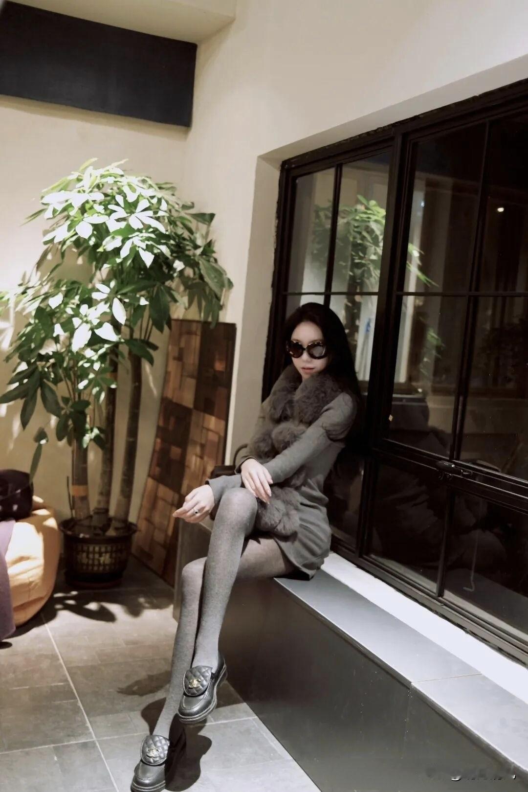 灰紫色系穿搭真的太显气质了！💜

今天看到一位很会穿的姐姐，一身灰紫色搭配简约