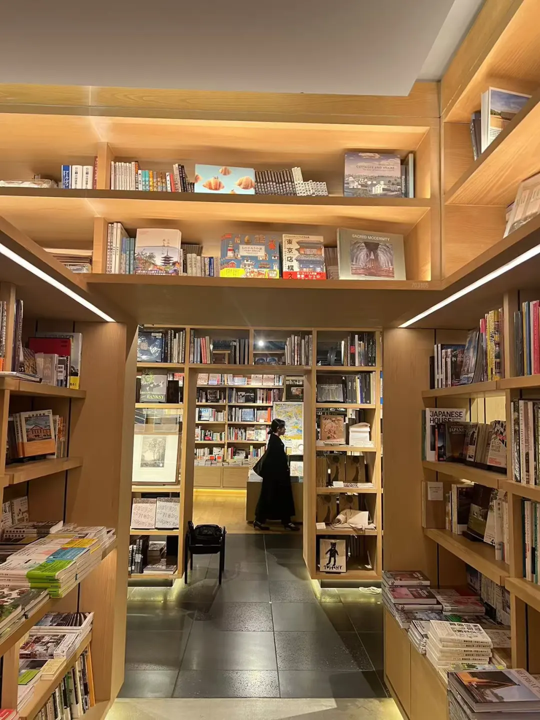 东京茑屋书店里的书籍陈列收纳