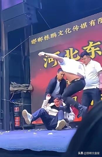 太冲动了！邯郸东鹏歌舞团演出时一句玩笑话，引发围殴！
 
近日，有多名网友发视频