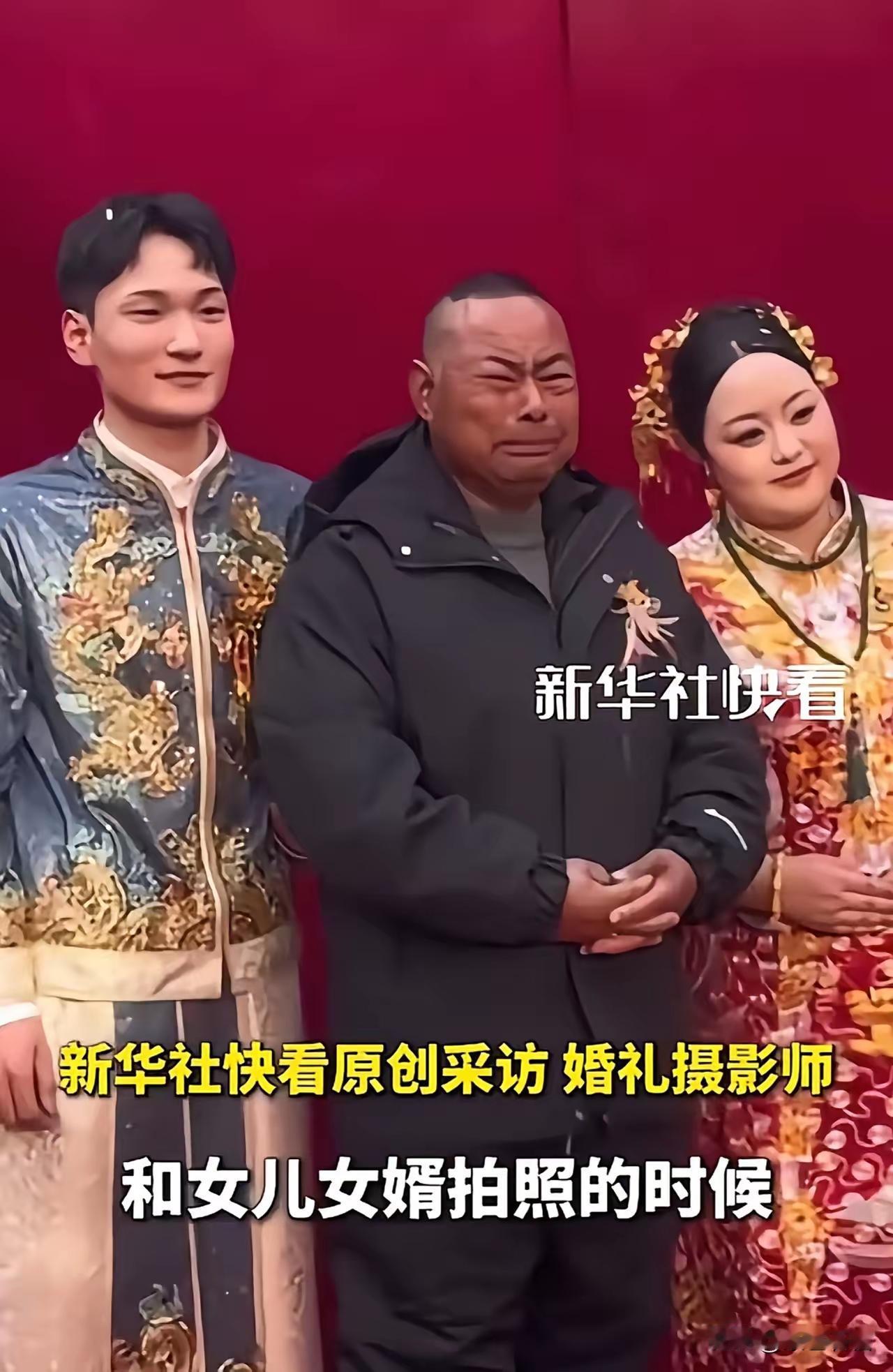 老泪纵横！
和女儿女婿合影的这一刻，再也抑制不住内心酸楚，老泪纵横，失声痛哭，是