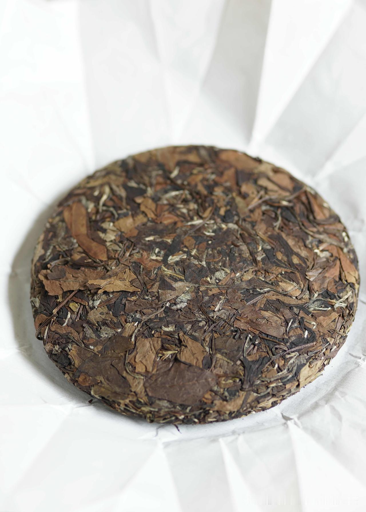 已出300饼｜国庆限定福利
献礼国庆，2016荒野老白茶饼，
十年陈化，枣香浓郁