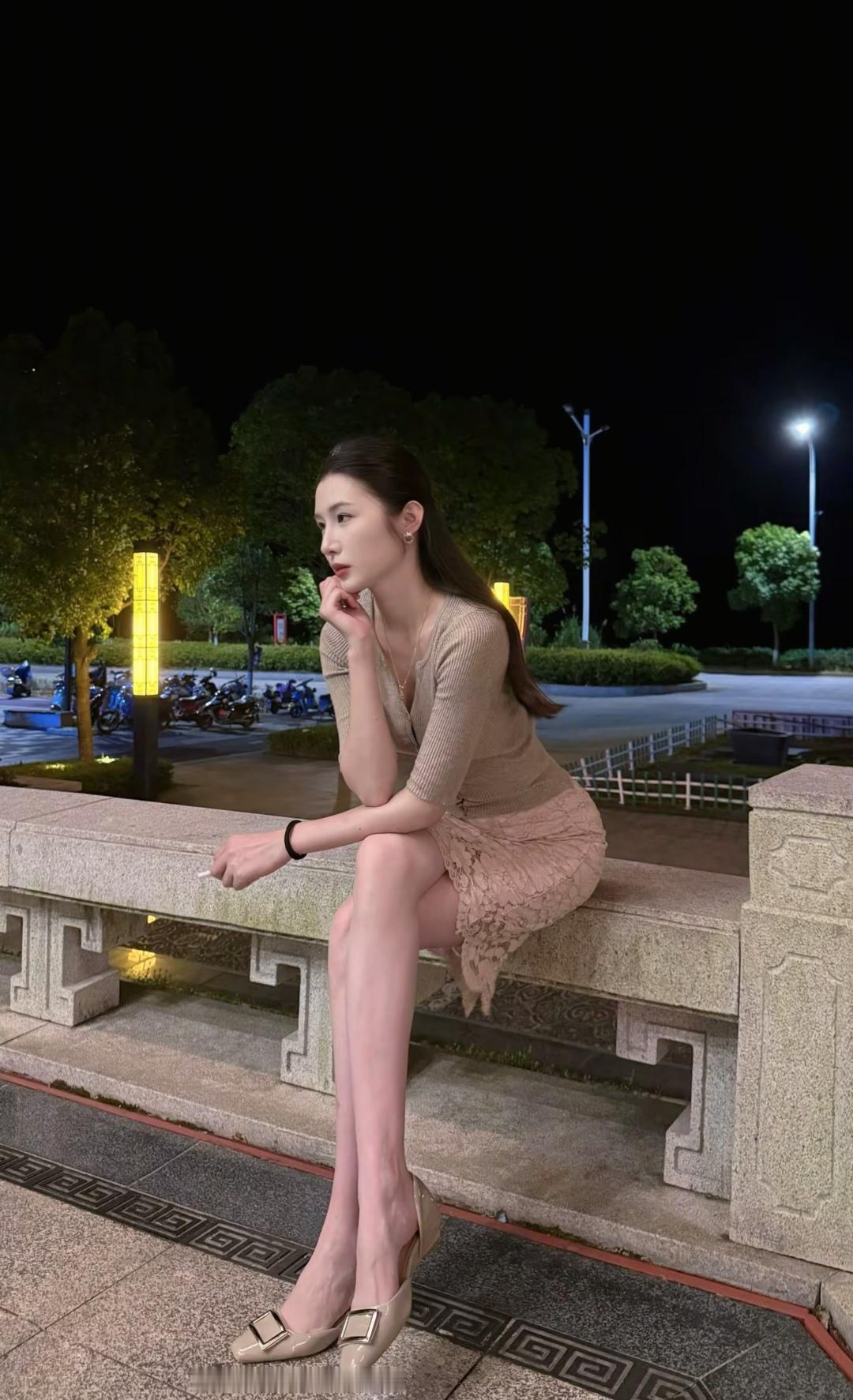 独坐公园里的女士