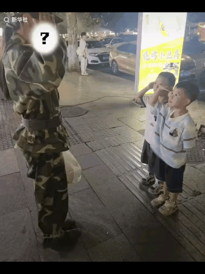 街头动人一幕！小朋友误把军训服当成军装，主动敬礼
 
上新华社了！贵州遵义，军训