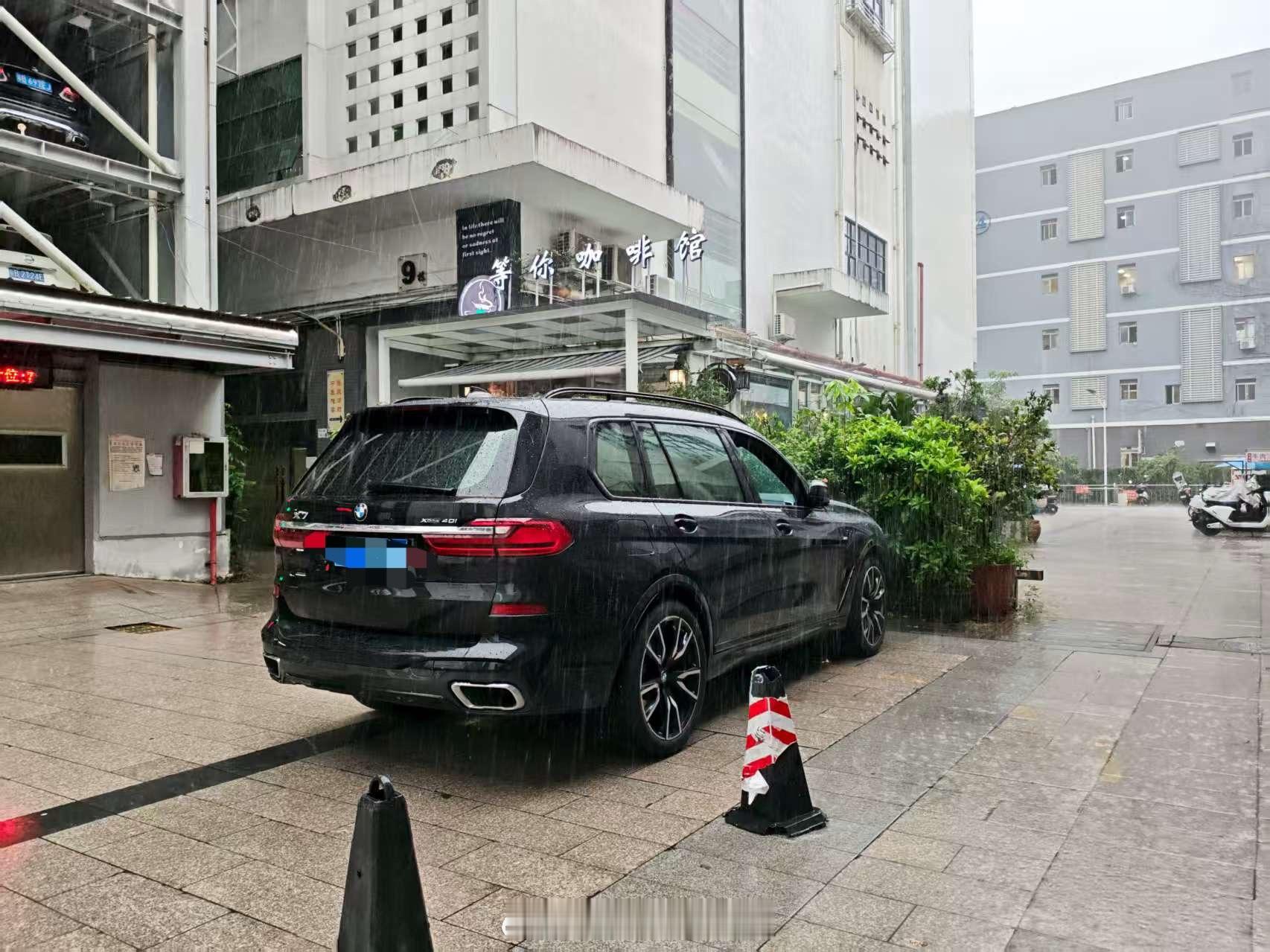 这几天深圳暴雨，我是真的很想提醒这车主你的车窗没有关啊[允悲]车评精选汽场全开 