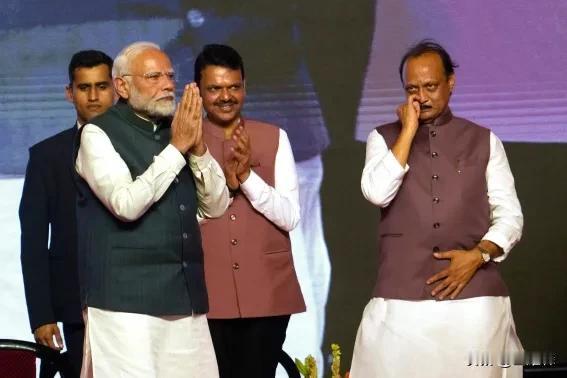 印度马哈拉施特拉邦副首席部长阿吉特·帕瓦尔所乘私人飞机突发坠毁事故，机上5人全部