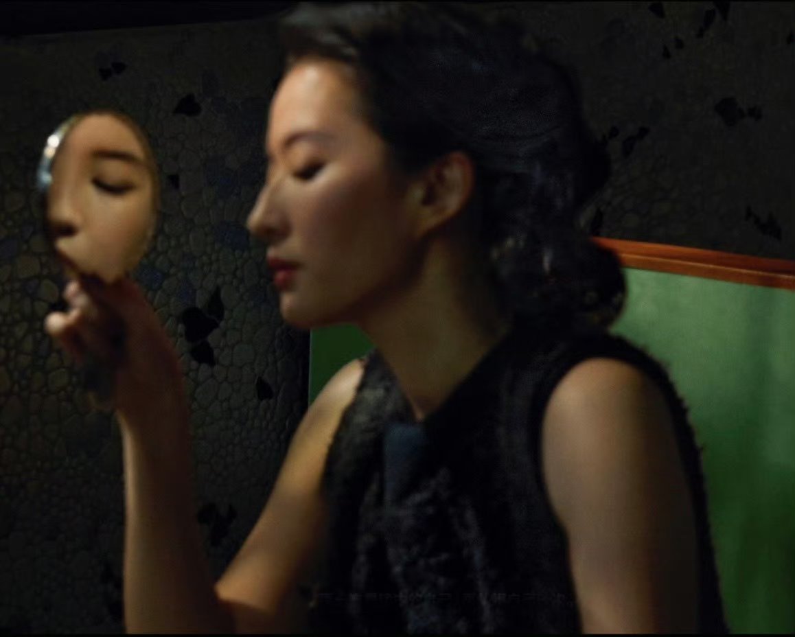 刘亦菲说粤语这身旗袍一穿，港风韵味直接拉满！身段是旧时光里的风情万种，眼神却是独