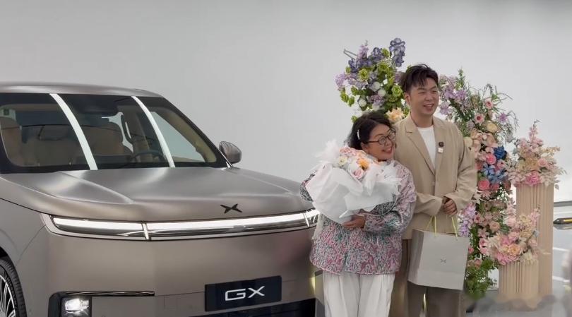 网友偶遇杜海涛带妈妈提新车杜妈妈笑的好开心，看来小鹏GX杜妈妈相当喜欢啊，不过没