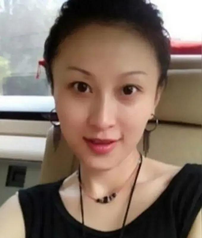 5月14日，黄圣依在访谈中放话“方向盘终于攥在自己手里”，搭配单手握拳开车手势，