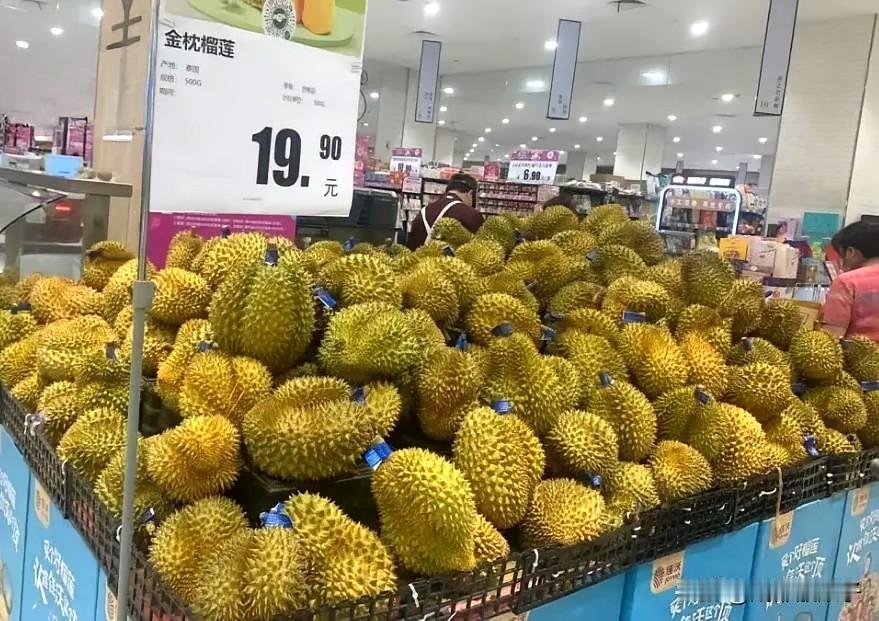 榴莲价格迎来大幅回落！曾经 50 多元一斤的金枕榴莲，现在普遍 20-30 元就