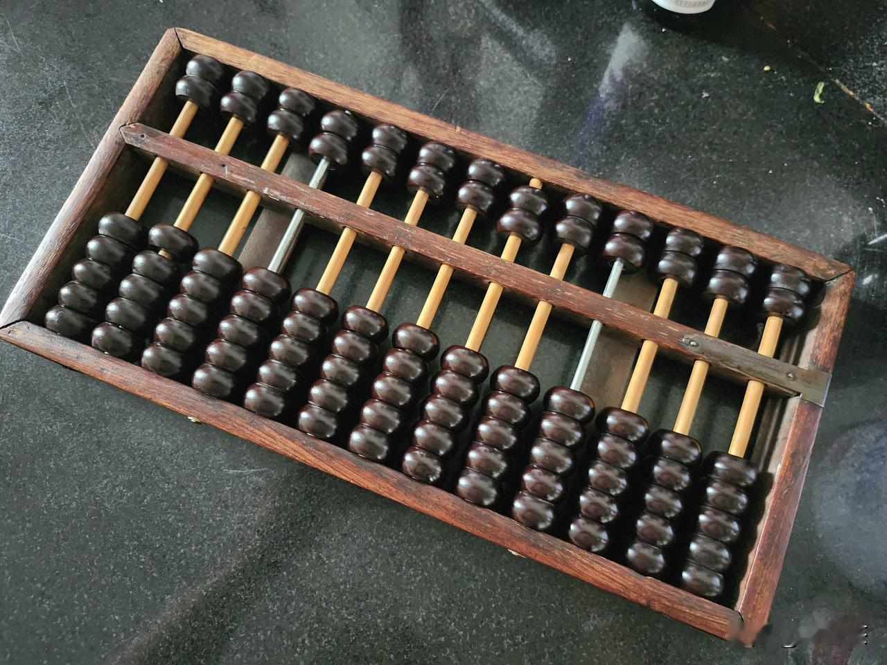 今天整理房间，意外找到我五十年前用过的一把算盘，惊喜之余一下子想起许多往事。
