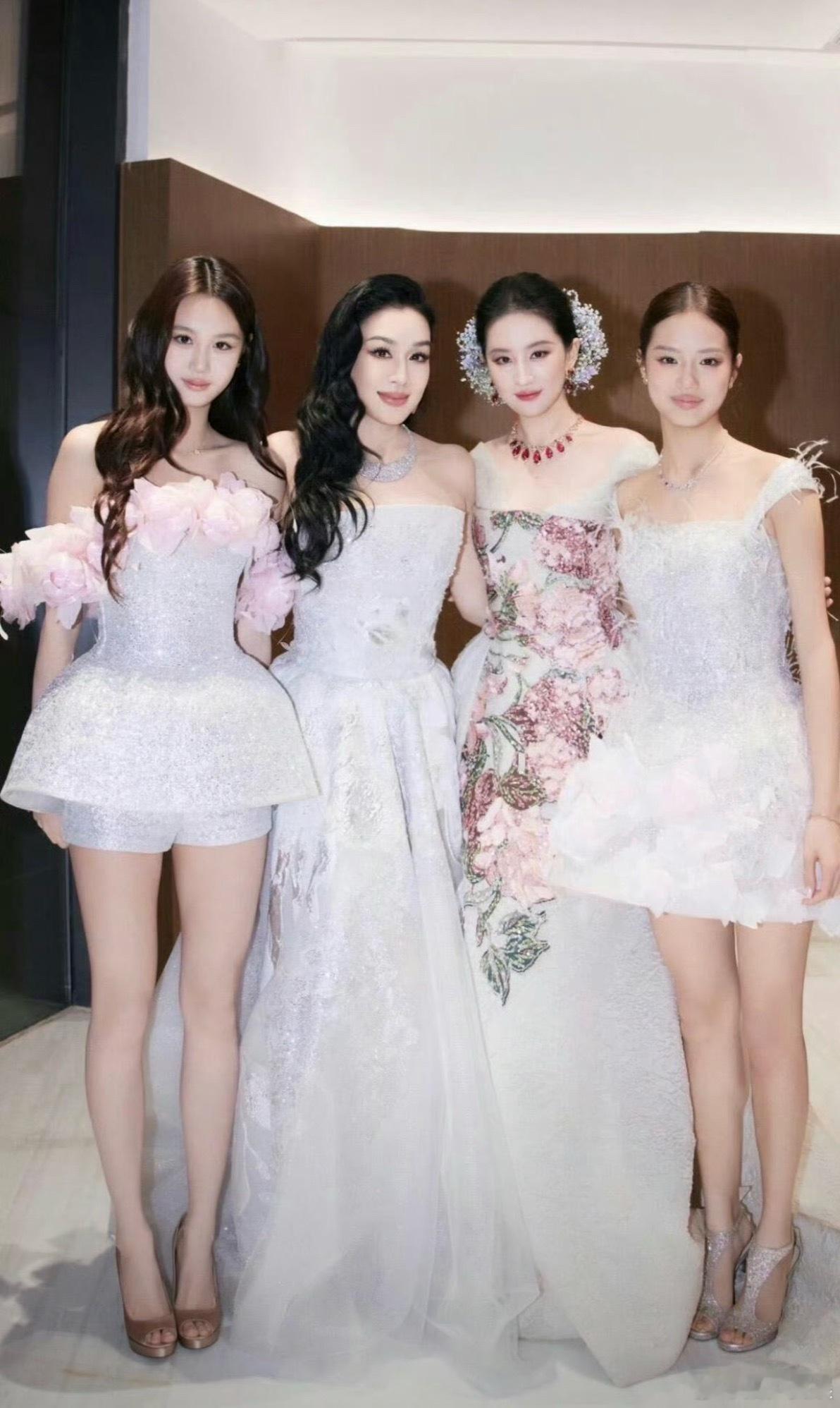 刘亦菲与钟丽缇母女合照这么一看考拉真的好漂亮，真的完全遗传到妈妈的美貌了，还有还