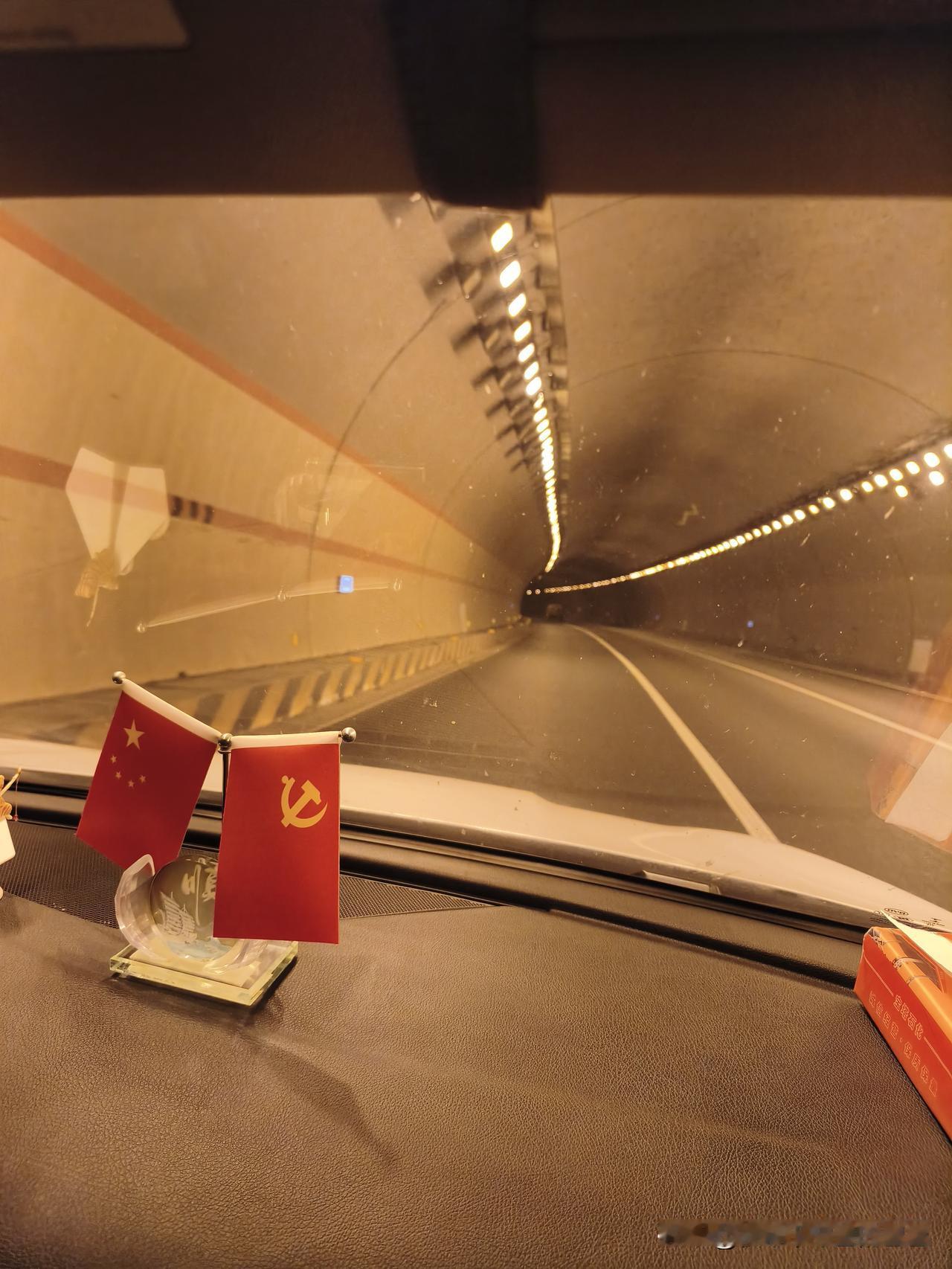 跑高速一钻隧道，不少人习惯性直接开大灯，其实顺序搞错暗藏风险。
 
交规明确：进