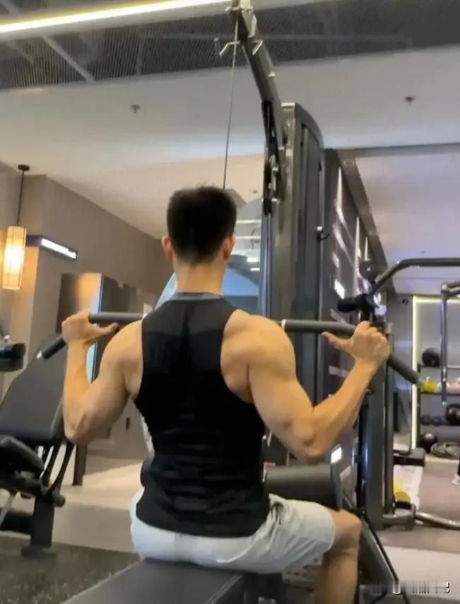 2022年，内蒙古一健身教练在下班时，看到一男子疯狂殴打一女子，他上前询问两人是