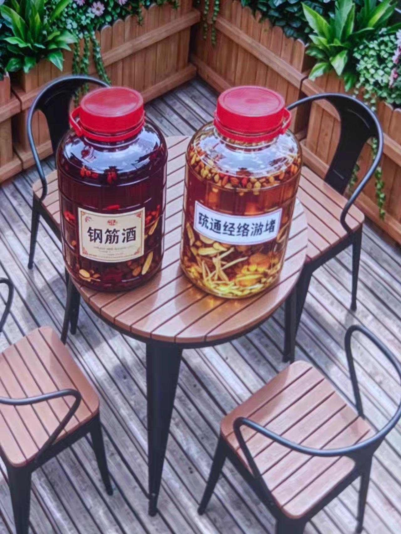 左边这瓶（钢筋酒）我整整泡了三个月，右边的这瓶（疏通经络淤堵酒）泡了一个月。其实