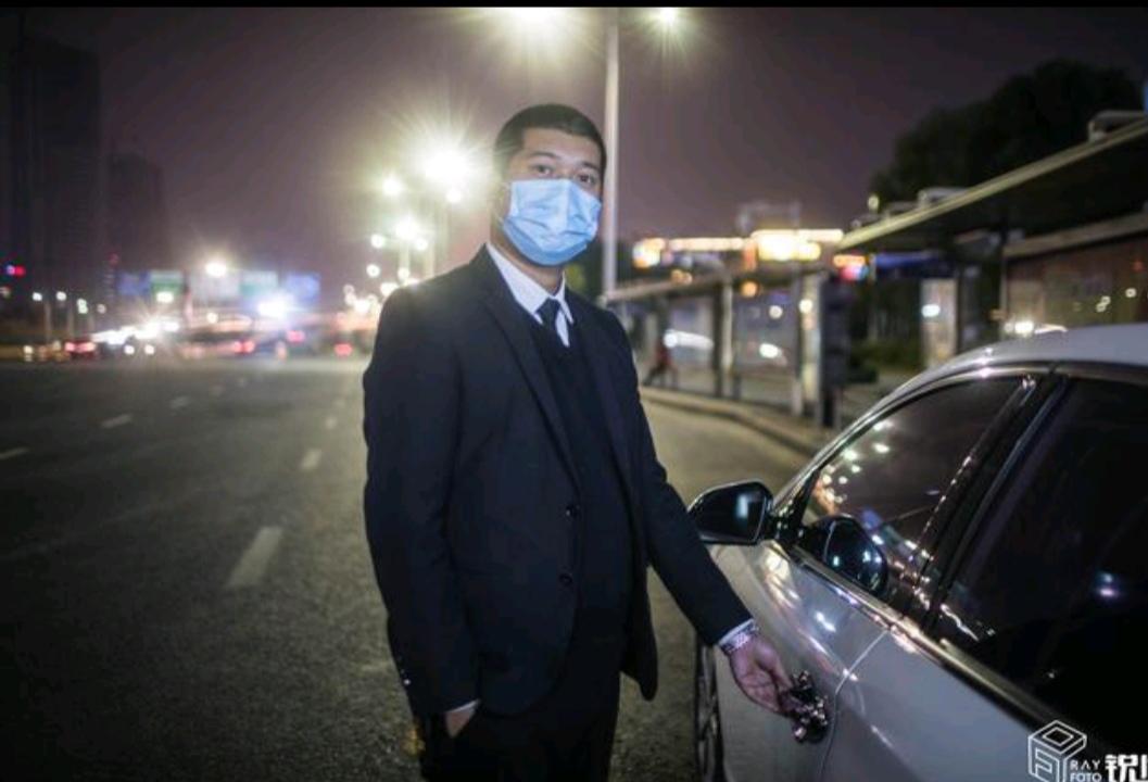 有一个中年人说，自己被教育给背叛了，他难以接受自己一个满腹经纶的硕士，竟然沦落到