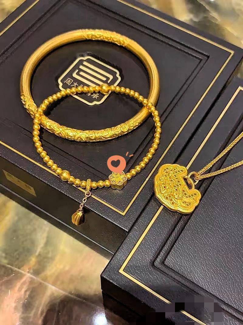 一觉醒来，手里有黄金的人更懵了！


金价飙到960元，本以为能赚一笔，结果金店