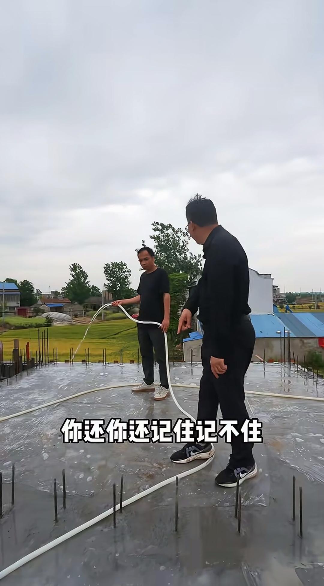 在农村还真不多见，楼面的墙位处居然预留了整排的钢筋头。
已经浇筑完成的楼面，在对