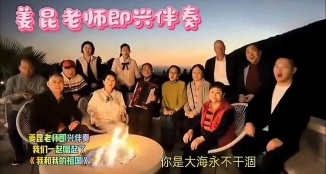 🇨🇳 身在美利坚，心在流量池？

2025年圣诞，一段姜昆在加州豪宅泳池边领