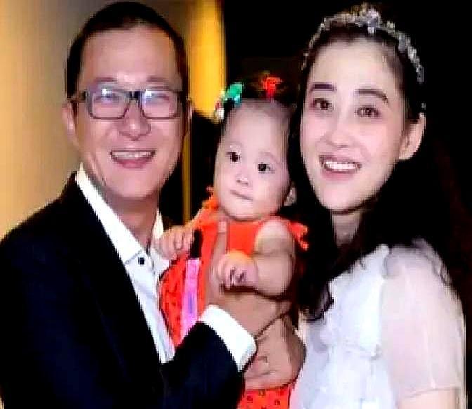 娱乐圈最没流量的明星夫妻，狗仔拍了都懒得发。
 
2012年拍《推拿》时梅婷看上