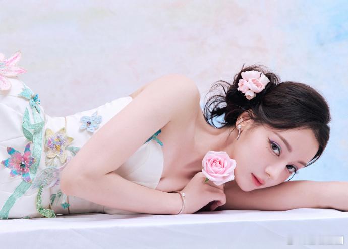 #迪丽热巴油画花仙子既视感##迪丽热巴用花枝绘出最美的玫瑰#迪丽热巴仿若油画花仙