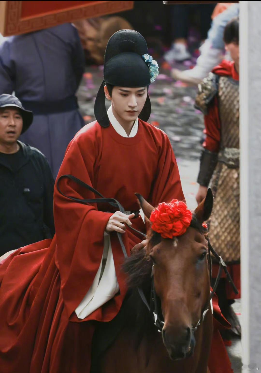 王弘毅演技再磨练一下，可以接男主剧了长相周正，传统帅哥，公司资源多在《长相思》里