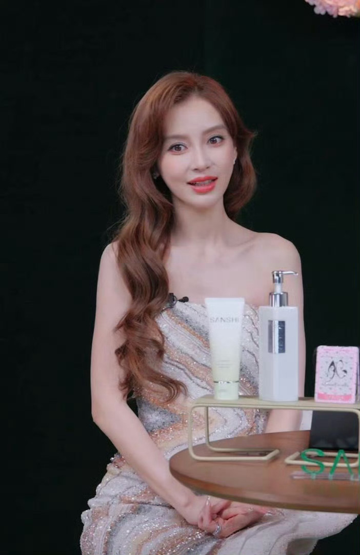 Angelababy直播造型，演绎Rahul Mishra 2026春夏高级定制