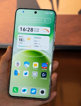 外观设计上，vivo Y500 Pro延续了旗舰级工艺。机身仅7.81mm厚，采