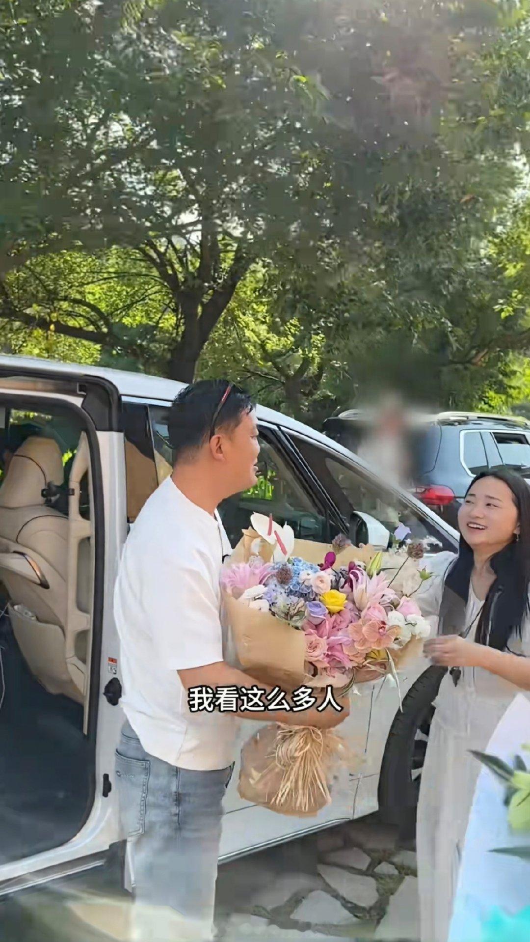 村长李锐又回云南小村了近日，网友分享邀请来家中做客的视频，视频里网友亲切称其为“