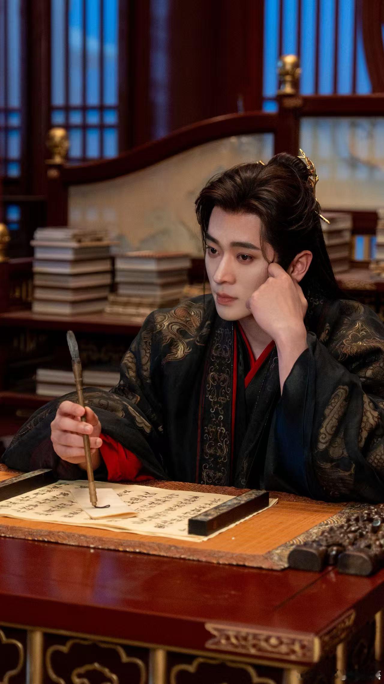 丞磊睫毛精 真的要拿放大镜看丞磊的睫毛，天然浓密纤长，随便一个镜头都好看，眉眼温